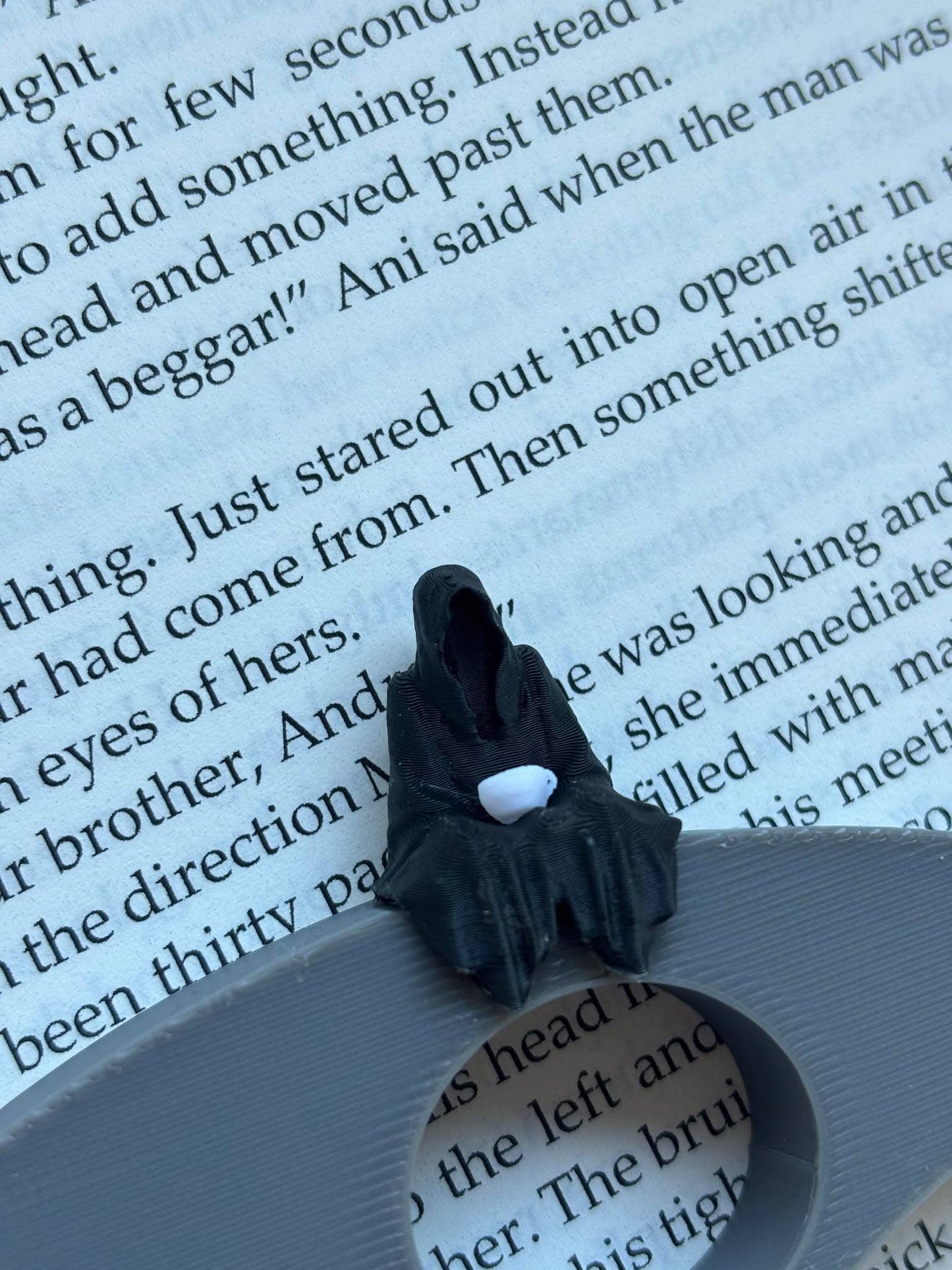 Suriel Thumb Page Holder
